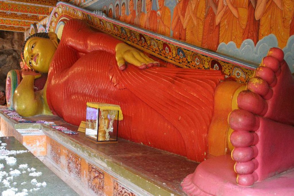 Liggende Boeddhabeeld in een tempel in Sri Lanka, onderdeel van een familiereis.