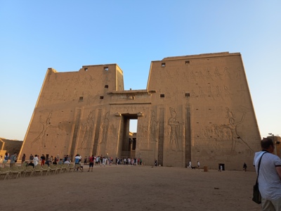 Tempel van Edfu met reliëfs en bezoekers tijdens de Route Egypte, dag 7.