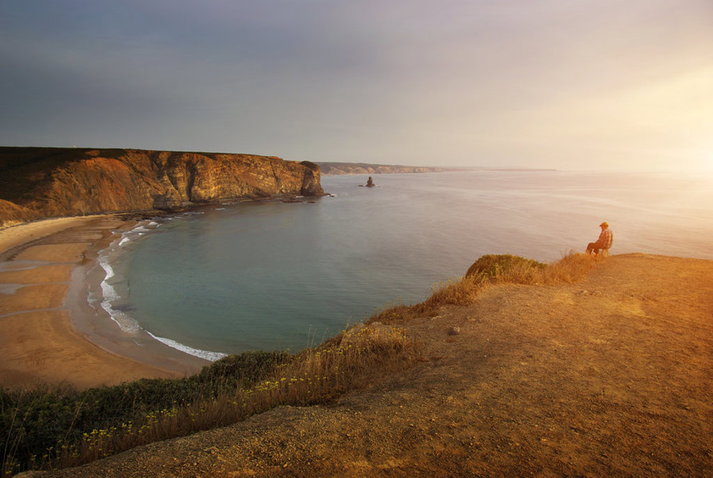 Zonsondergang boven de ruige kliffen en baai aan de Costa Vicentina in Portugal, Alentejo en Algarve.