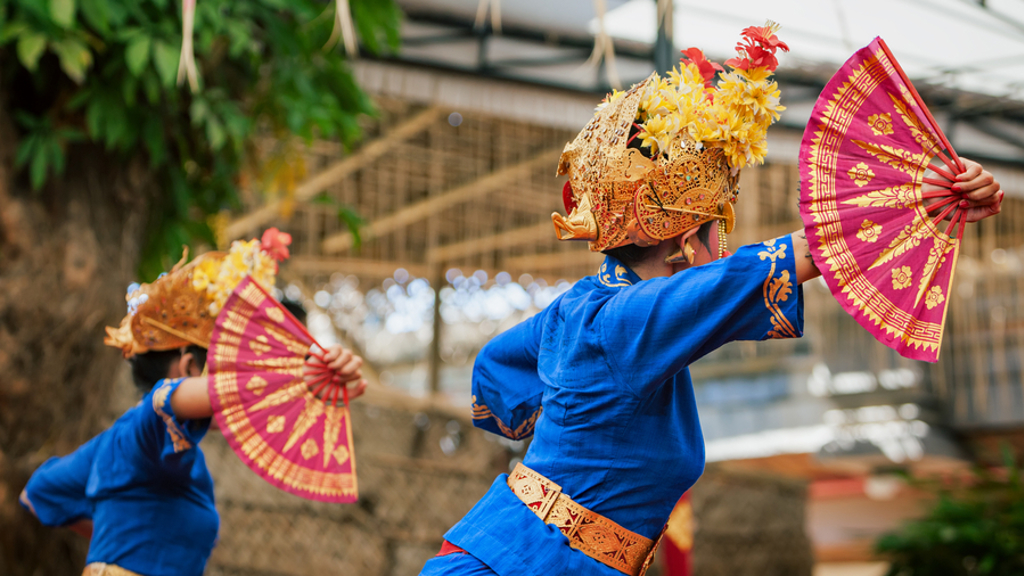 Balinese dansers met kleurrijke waaiers tijdens Familiereis Java en Bali Kort.