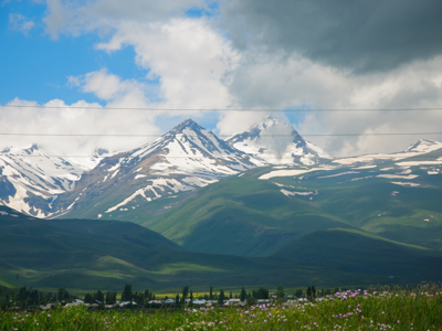 Groene heuvels en besneeuwde bergtoppen in Armenië langs de route Armenië en Georgië, 18 dagen.