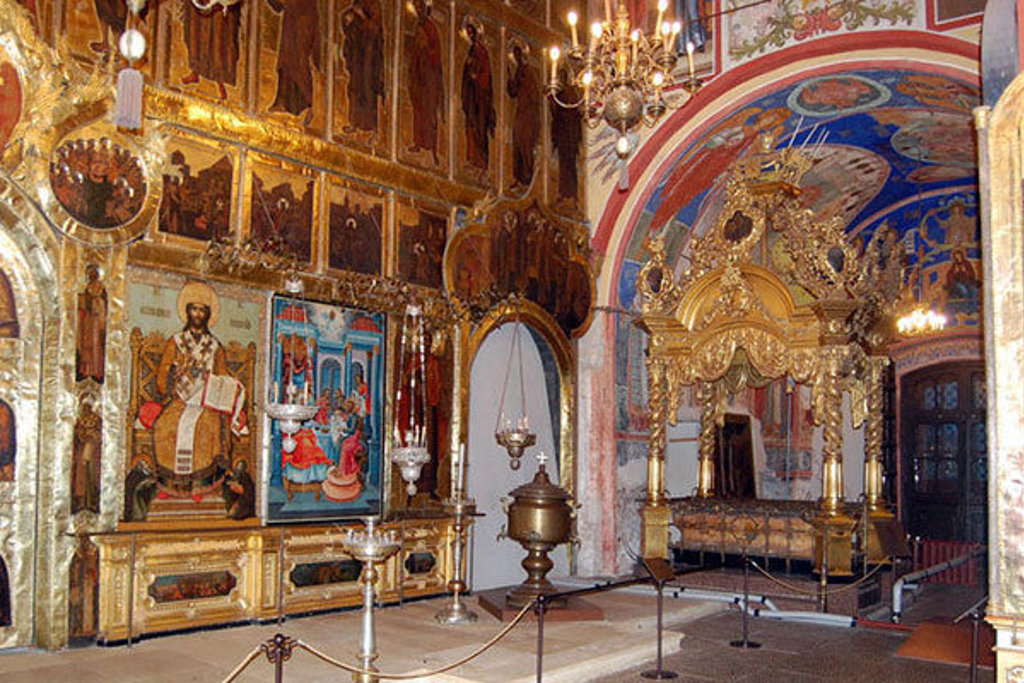 Interieur van een Russisch-orthodoxe kerk met gouden iconostase en fresco’s tijdens de Groepsrondreis Rusland Winter.
