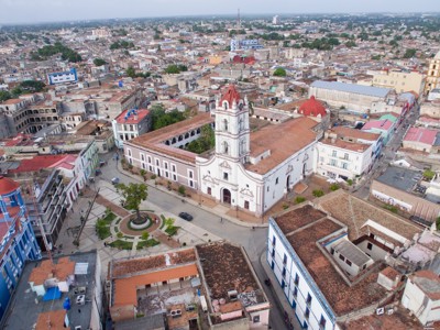 het centrum van Camagüey met de witte kathedraal en omliggende straten in Cuba.