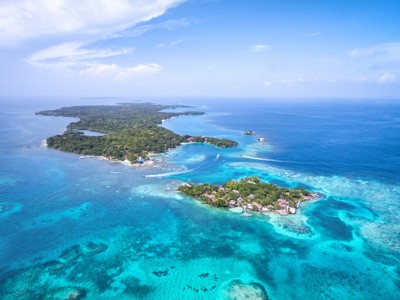 Isla Grande bij de Rosario-eilanden, Colombia, met turkoois water en koraalriffen.
