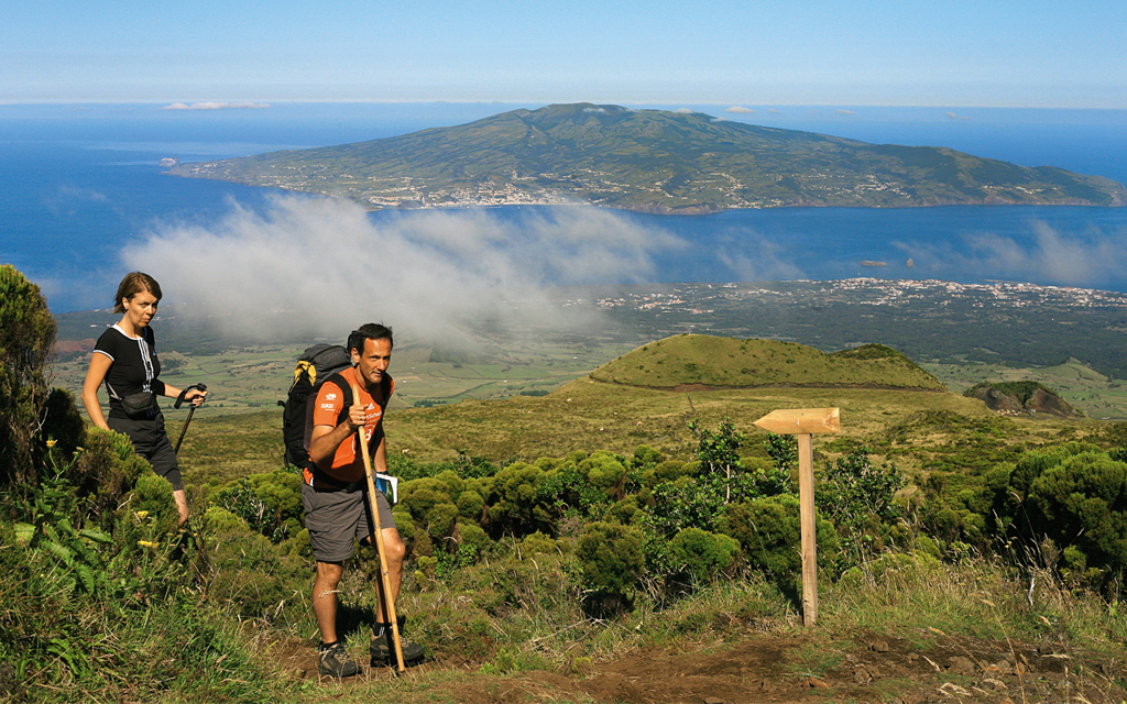 Wandelaars tijdens groepsrondreis Azoren Compleet met uitzicht op Faial en de Atlantische Oceaan.