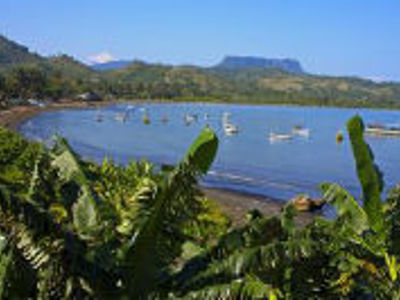 Baai met zeilboten en groene heuvels in Cuba.