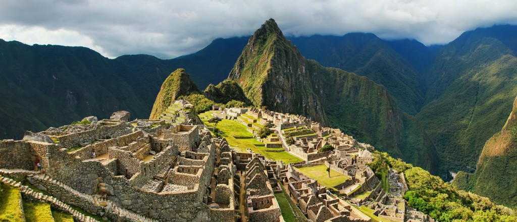 Machu Picchu in Peru met groene terrassen en bergen op de achtergrond, highlight van 22-35ers reis Peru.