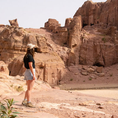Reiziger bij rotsgraven in Petra tijdens een 22-35ers reis Jordanië.