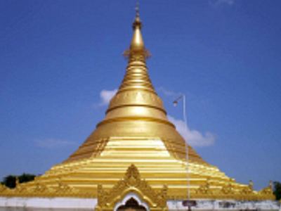 Gouden stoepa in Lumbini tijdens de route India en Nepal, 21 dagen.