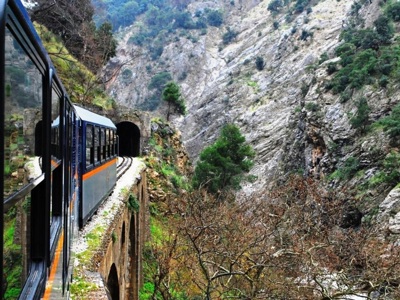 Treinrit door de Vouraikos-kloof richting tunnel bij Kalavryta, Griekenland familiereis.