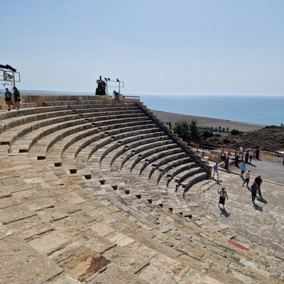 Oud amfitheater van Kourion met uitzicht op zee tijdens wandelvakantie Cyprus.