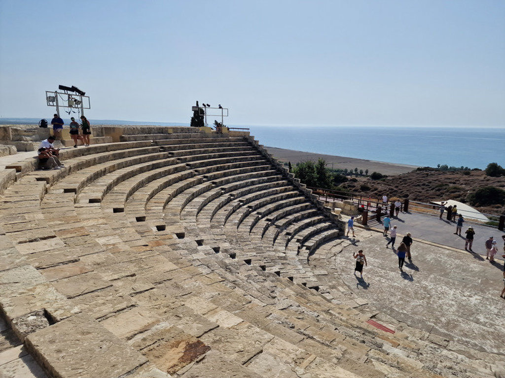 Oud amfitheater van Kourion met uitzicht op zee tijdens wandelvakantie Cyprus.