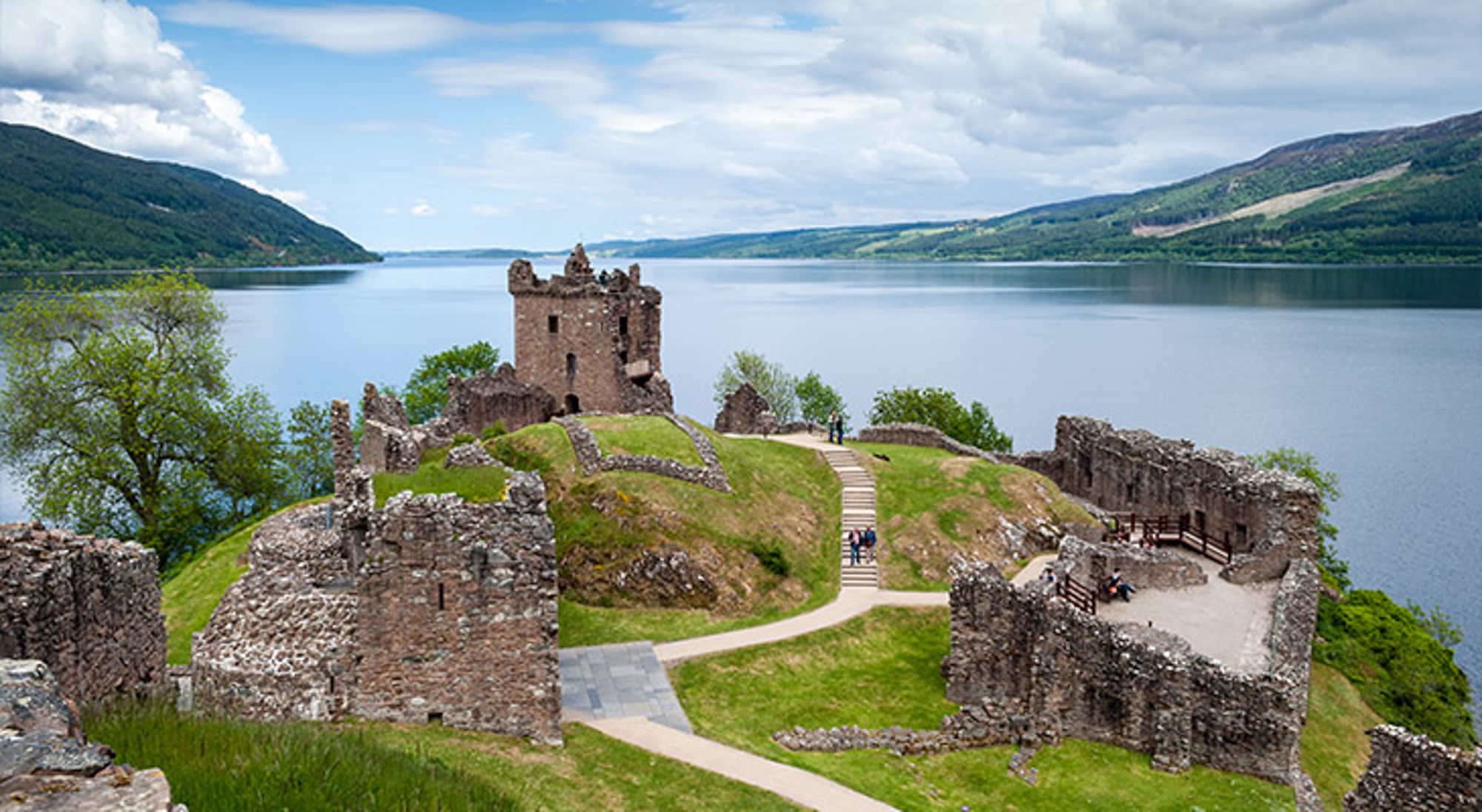 Loch Ness Ruïnes van Urquhart Castle aan Loch Ness met uitzicht op het meer en de heuvels.