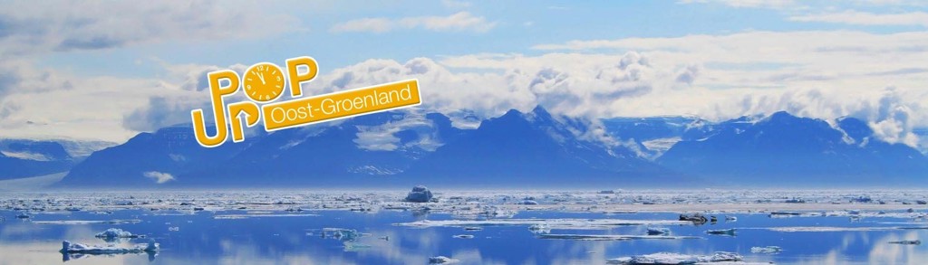 Zeilreis naar Oost-Groenland met ijsbergen en fjordenlandschap onder een bewolkte lucht.