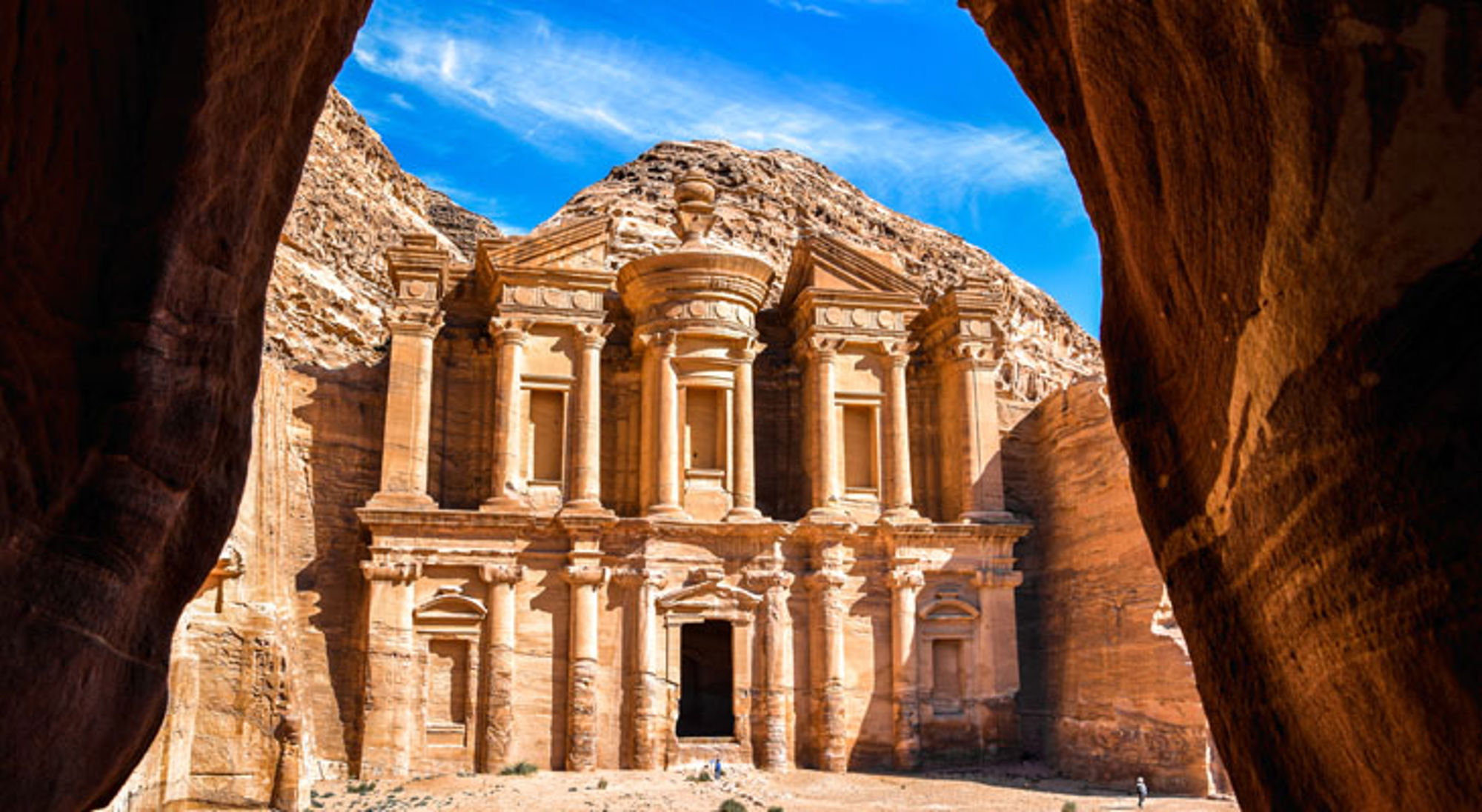 Al-Deir Jordanië Het Klooster (Ad Deir) in Petra, Jordanië, uitgehouwen in zandsteen tussen hoge rotswanden.