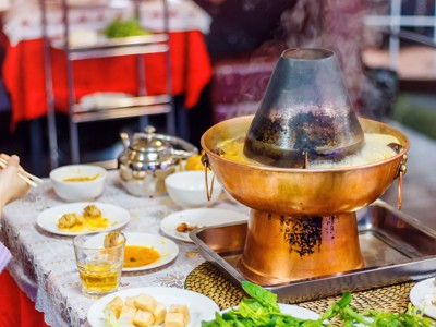 Traditionele Chinese hotpot op tafel in restaurant tijdens Route China, 32 dagen.