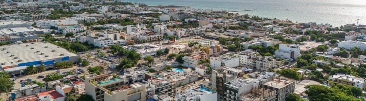 Playa del Carmen met de stad en de Caribische Zee aan de kust.