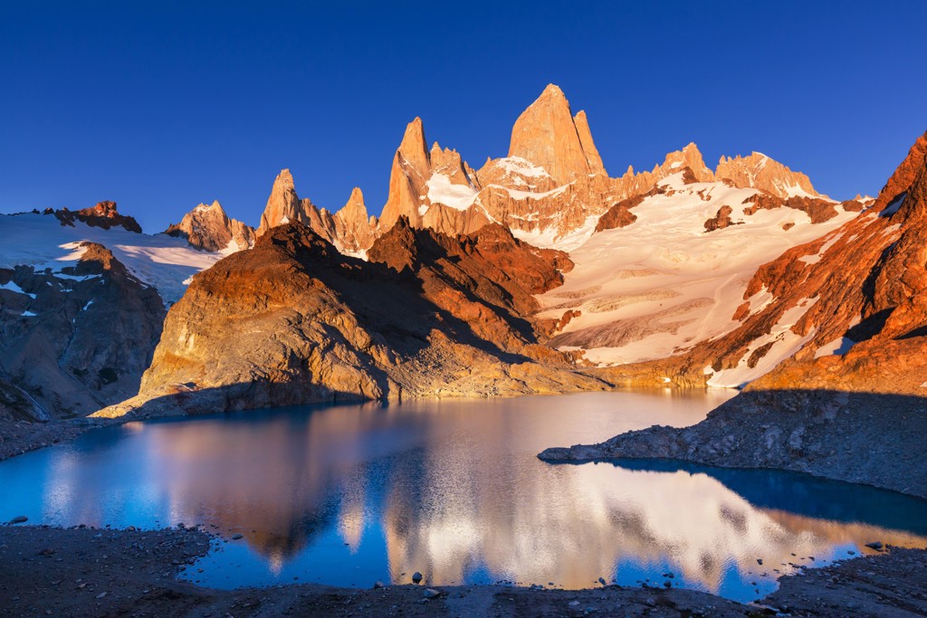 Berg Fitz Roy in Patagonië, Argentinië, weerspiegeld in een bergmeer bij zonsopkomst.