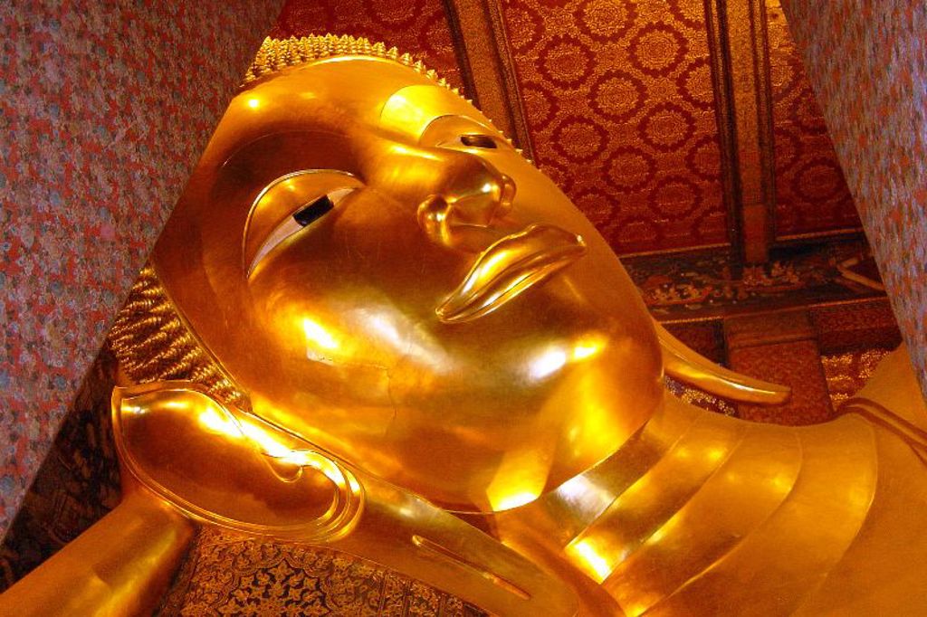 Gouden liggende Boeddha in tempel in Thailand tijdens familiereis Noord en Zuid.