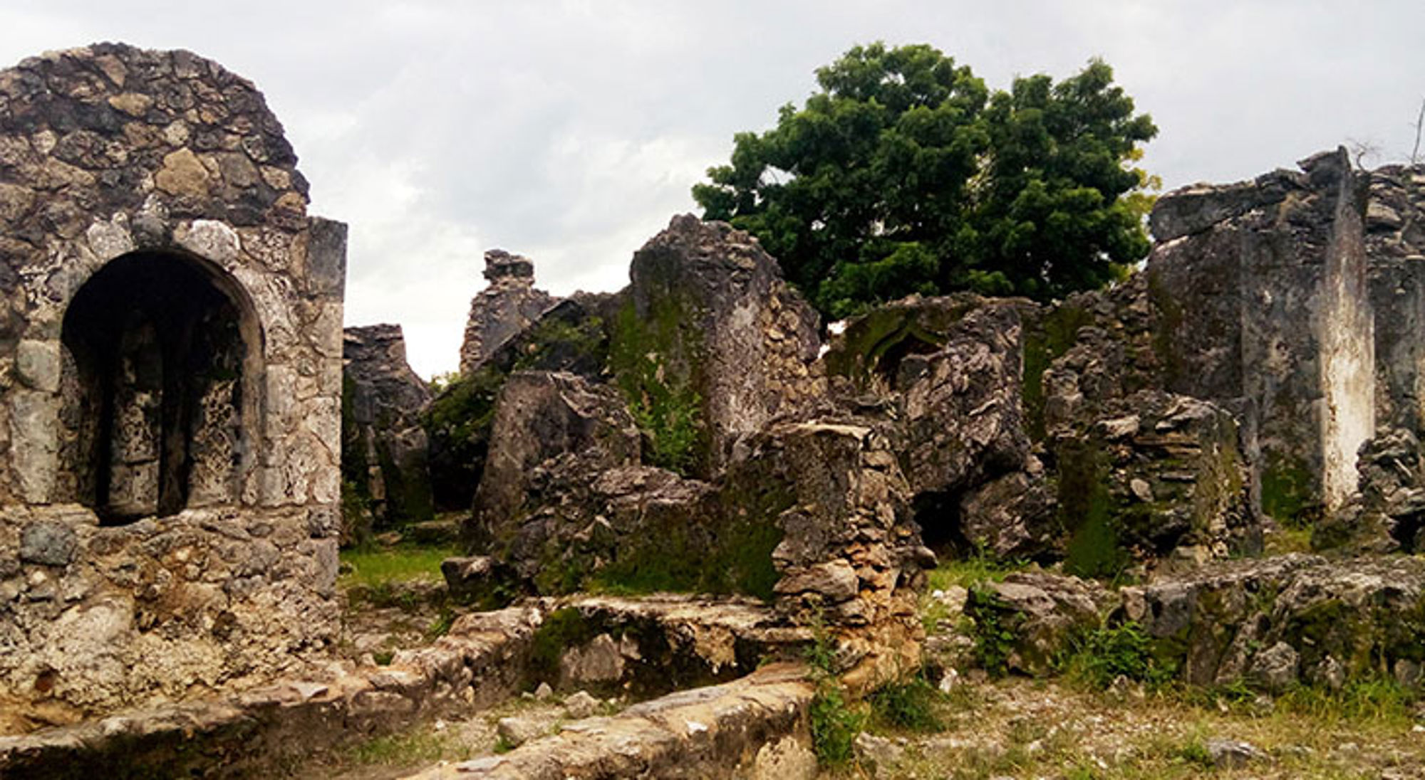 Schitterende ruïnes in Bagamoyo Ruïnes van een oude stenen vesting met boogvormige ingang in Tanzania.