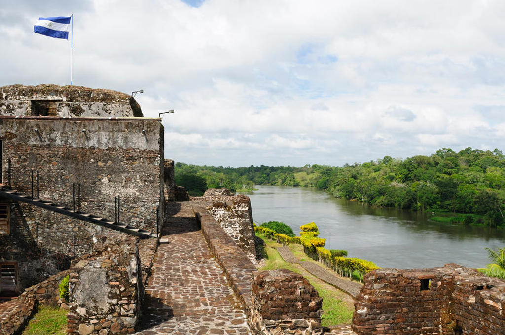 Fort aan de Río San Juan met Nicaraguaanse vlag, tijdens groepsrondreis Nicaragua en Costa Rica.