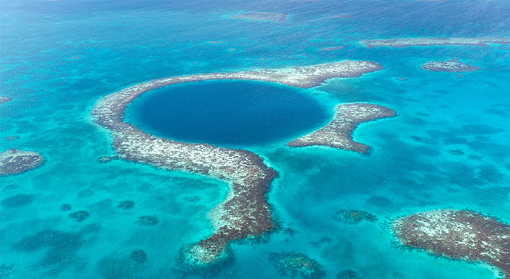 Blue Hole Belize het Great Blue Hole met koraalrif in helder turquoise water bij Belize.