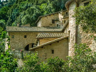 Historisch stenen kloostercomplex in de groene heuvels van de Centrale Apennijnen, Italië.