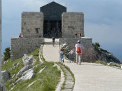 Wandelaars op de weg naar het Njegoš-mausoleum op de berg Lovćen in Montenegro.