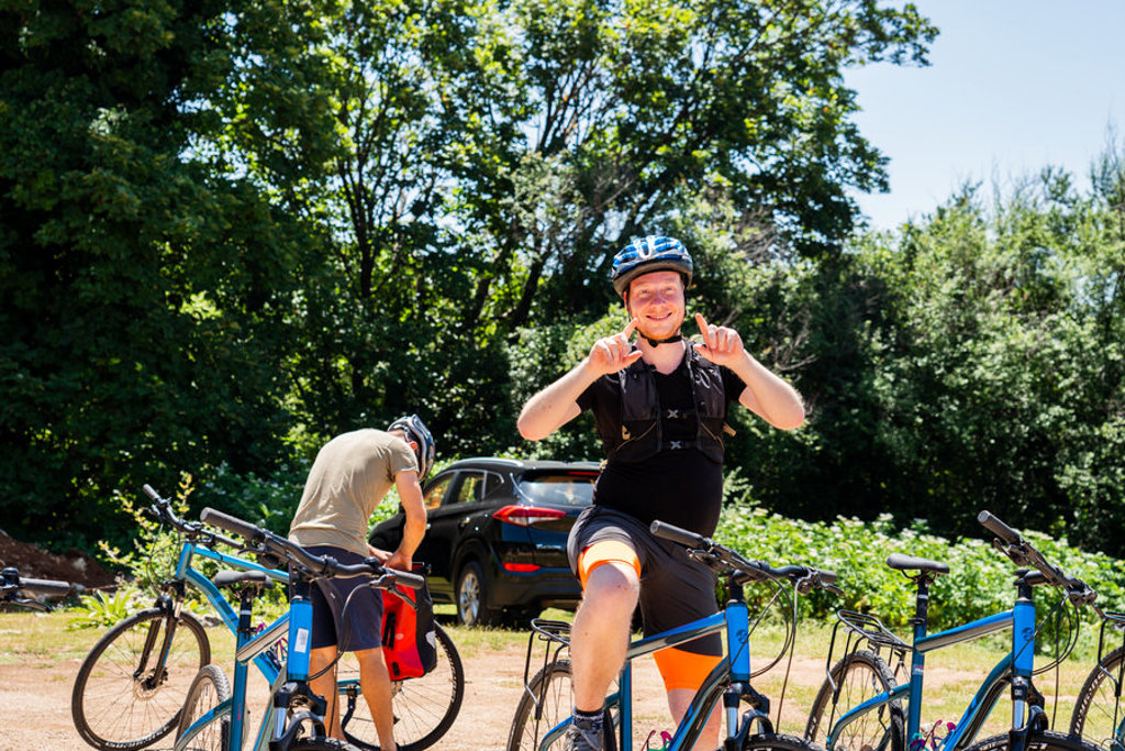 Fietsen tijdens 22-35ers groepsreis in Albanië, met reizigers die hun mountainbikes klaarmaken.