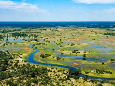 de Okavango Delta met kronkelende rivierarmen en moerasland.