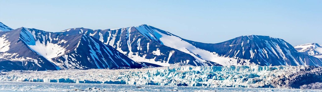 Gletsjer en besneeuwde bergen op Spitsbergen tijdens een groepsrondreis van 8, 11 of 15 dagen.