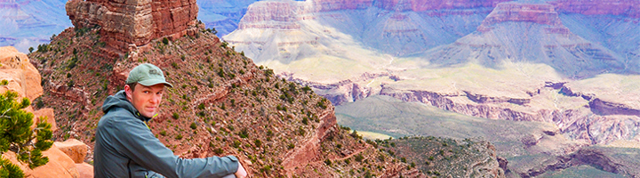 Tim met uitzicht op de Grand Canyon tijdens zijn reis door Noord-Amerika.