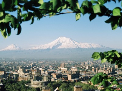 Uitzicht over Jerevan met de besneeuwde berg Ararat op de achtergrond, Armenië.
