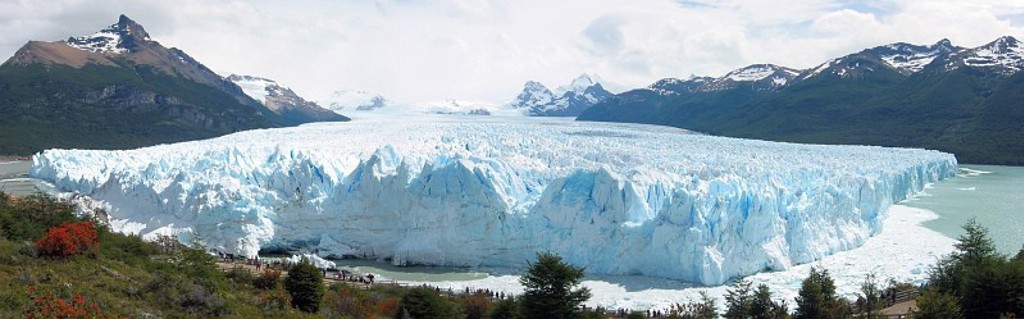 Perito Moreno-gletsjer in Patagonië met azuurblauw ijs en besneeuwde bergtoppen.