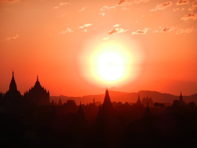 Zonsondergang boven de tempels van Bagan, Myanmar.