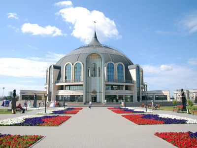 Tula Staatswapenmuseum met koepelgebouw en bloemperken langs de promenade, Rusland.