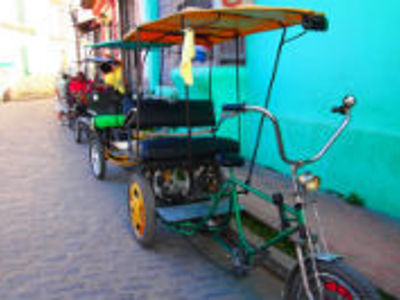 Fietstaxi in een straat in Cuba tijdens de reisroute Cuba 23 dagen.