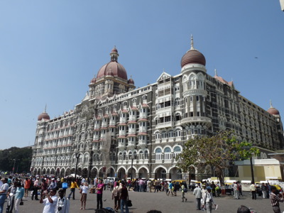Taj Mahal Palace hotel in Mumbai met koepels en drukte op het plein.
