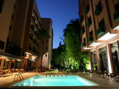 Verlicht hotelzwembad in Marrakech bij avond, startpunt van de Route Marokko Familiereis.