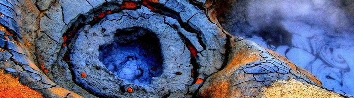Borrelende modderpot met blauwe geothermische poelen en mineralen, IJsland.