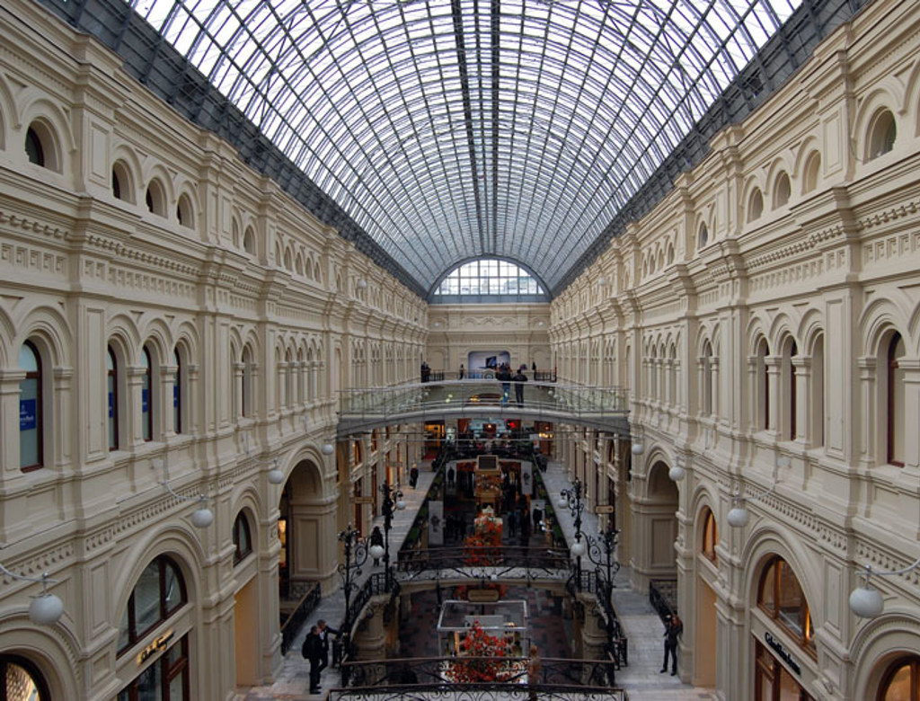 Interieur van het GUM-winkelcentrum in Moskou met glazen dak en galerijen.