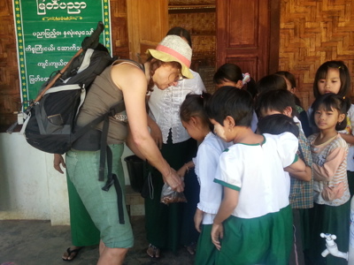 Reiziger ontmoet schoolkinderen tijdens de Myanmar reisroute van 20 dagen, dag 4.
