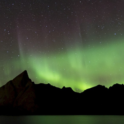 Noorderlicht boven de bergen van de Lofoten in Noorwegen tijdens een groepsrondreis.