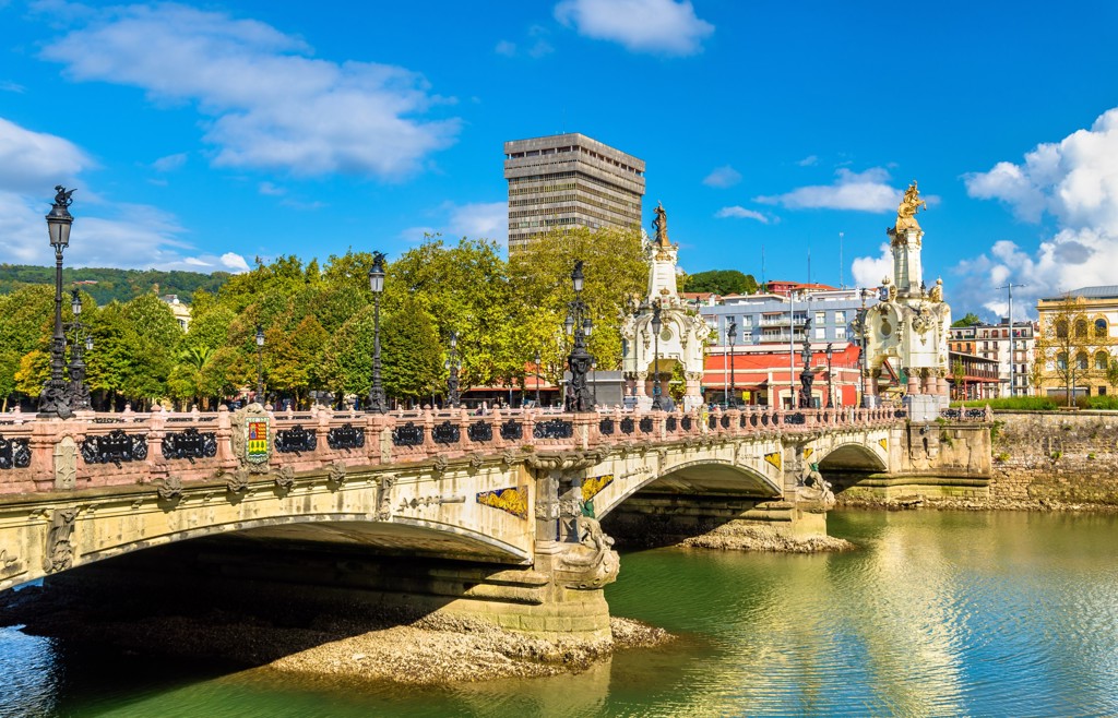 Prachtige brug Puente de María Cristina over de rivier in San Sebastián, Spanje.