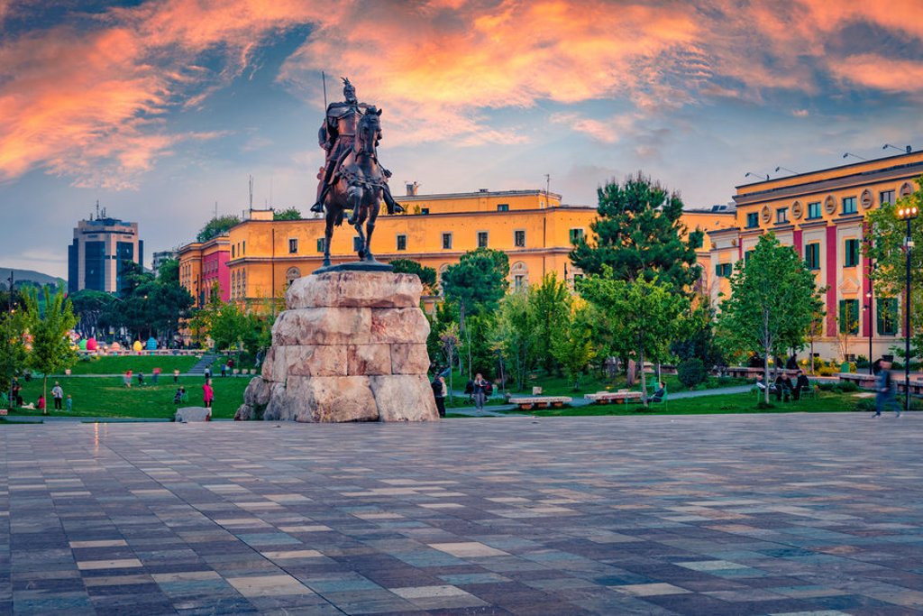 Ruiterstandbeeld op Skanderbegplein in Tirana bij zonsondergang, tijdens groepsrondreis Zuid-Oost Europa.