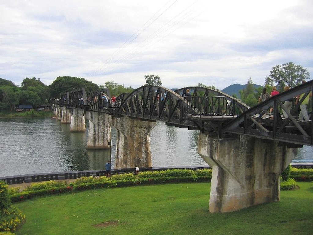 Traditionele longtailboot op een rivier in Thailand tijdens de Familiereis Thailand Chill & Adventure.