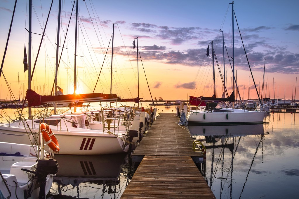 Jachthaven met zeilboten bij zonsondergang tijdens familiereis Polen en Baltische Staten.