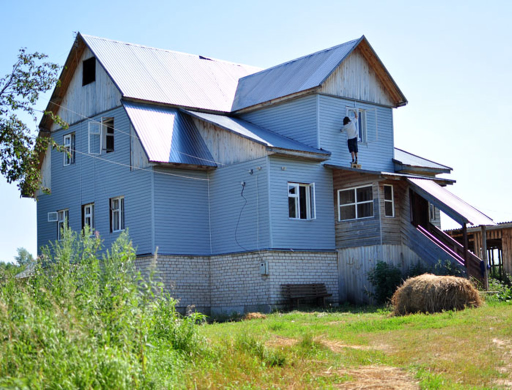 Russisch houten huis op het platteland tijdens groepsrondreis Rusland.