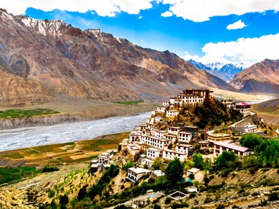 Kloostercomplex in de Spiti-vallei met berglandschap en rivier, Route Spiti & Ladakh.
