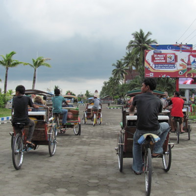 Becaks op straat met palmbomen in de stad tijdens groepsrondreis Sulawesi, Indonesië.